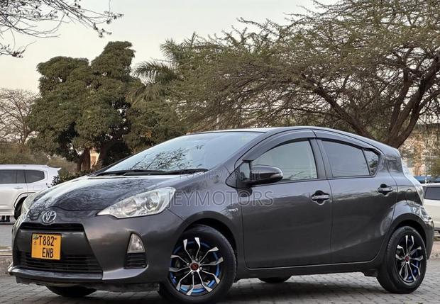 Toyota Aqua 2011 Gray