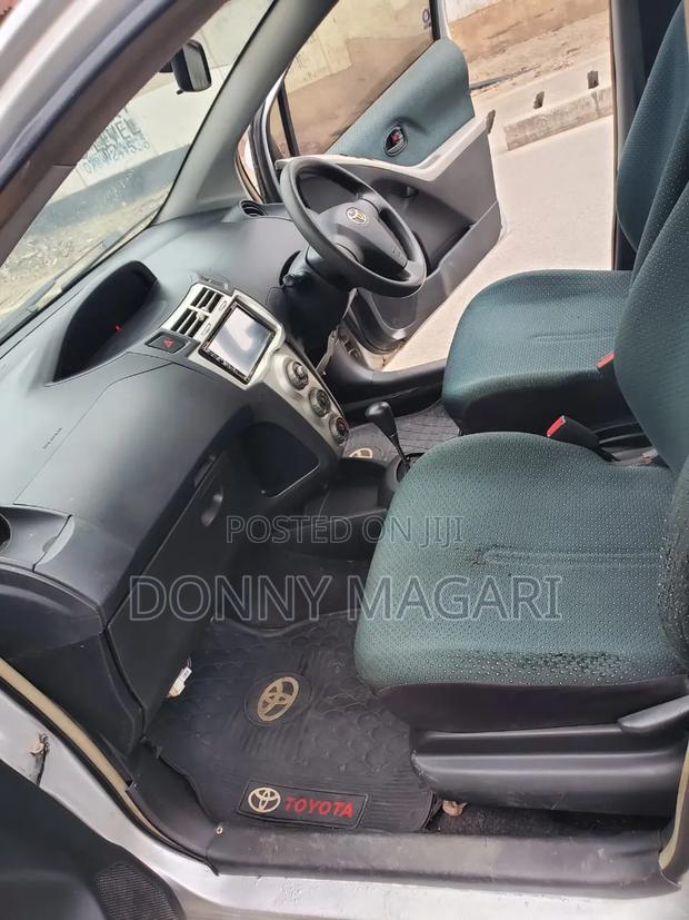 Toyota Vitz 2005 Silver
