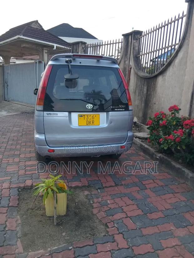 Toyota Noah 2001 Silver