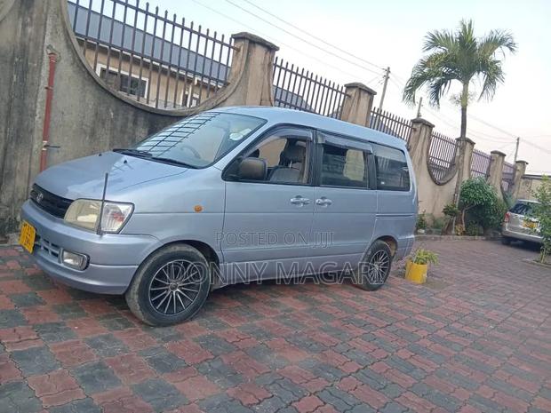 Toyota Noah 2001 Silver