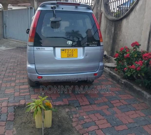 Toyota Noah 2001 Silver
