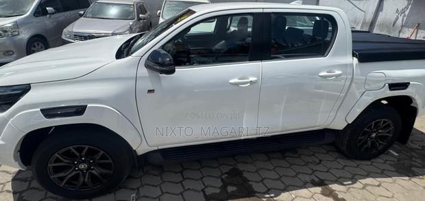 Toyota Hilux 2023 White