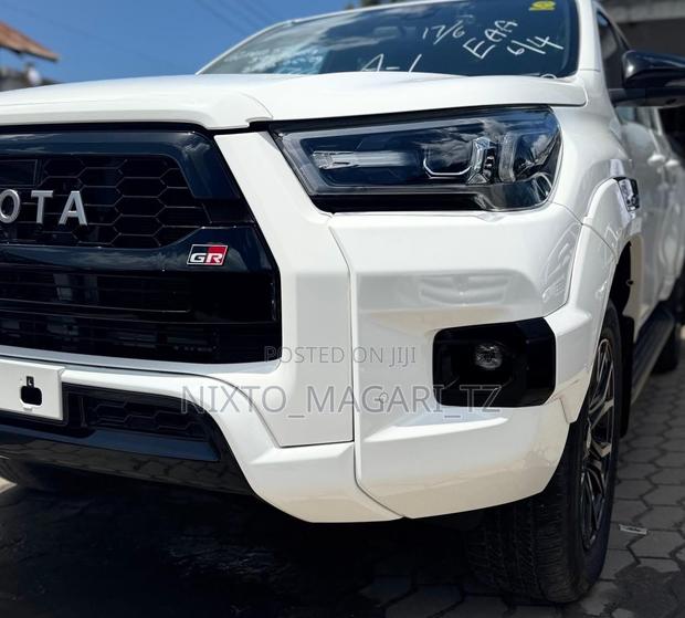 Toyota Hilux 2023 White