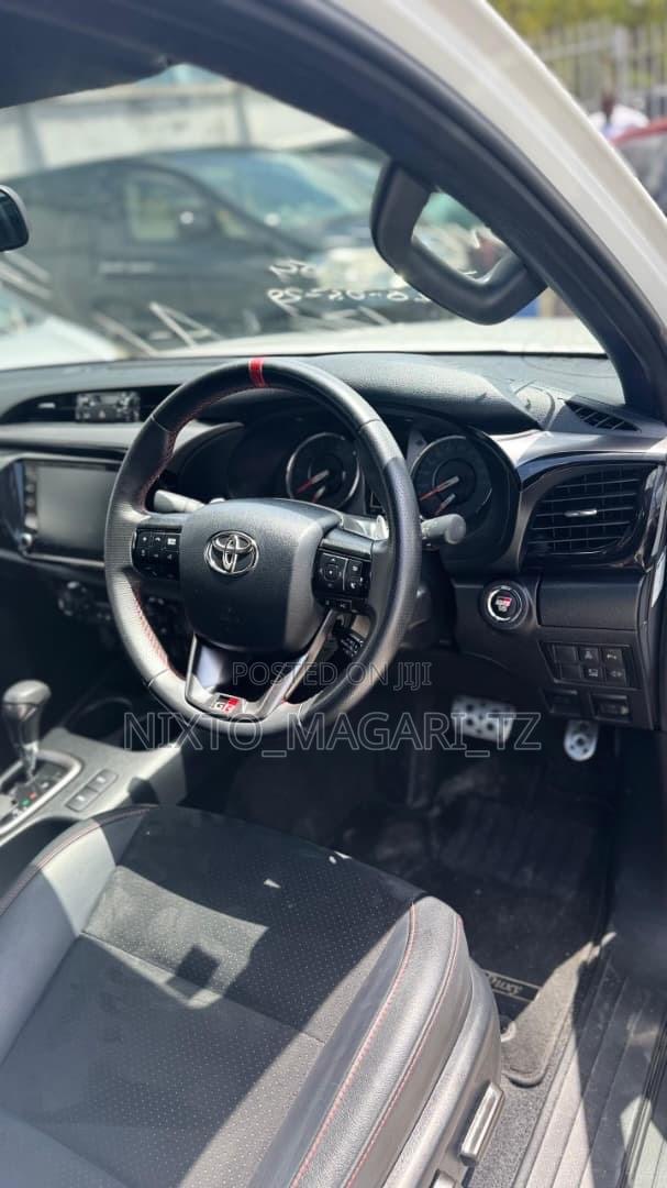Toyota Hilux 2023 White