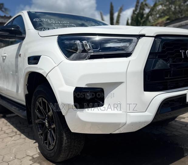 Toyota Hilux 2023 White