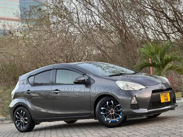 Toyota Aqua 2012 Gray