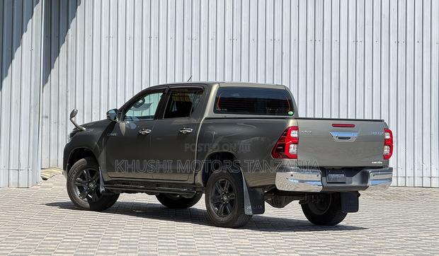 Toyota Hilux 2021 Gray