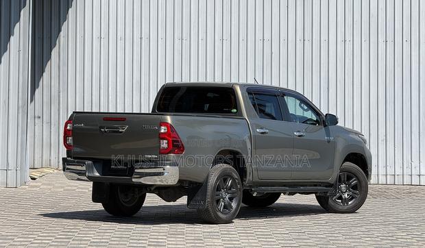Toyota Hilux 2021 Gray