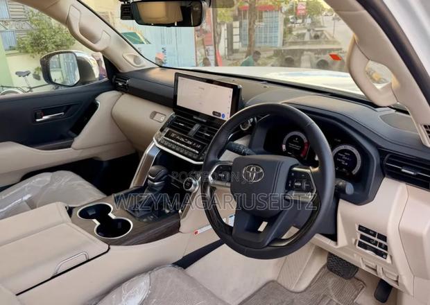 New Toyota Land Cruiser 2025 Off white