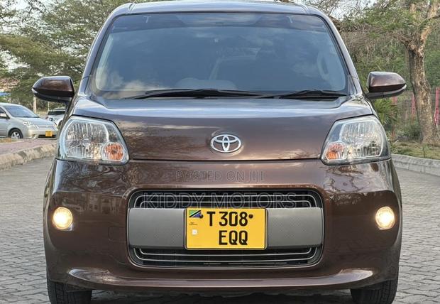 Toyota Porte 2014 Brown