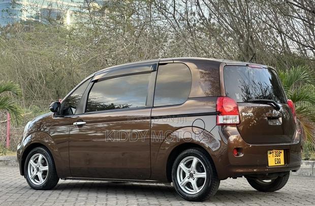 Toyota Porte 2014 Brown