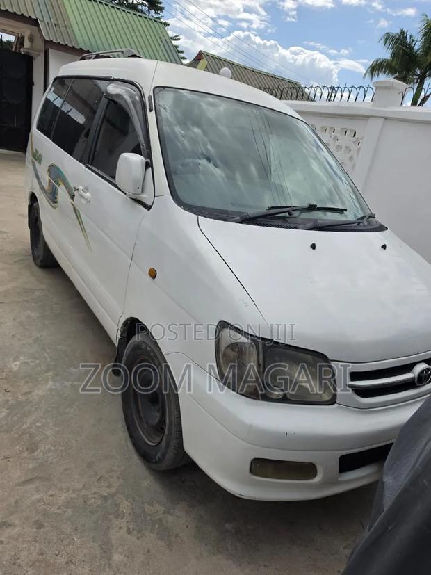 Toyota Noah 2001 White