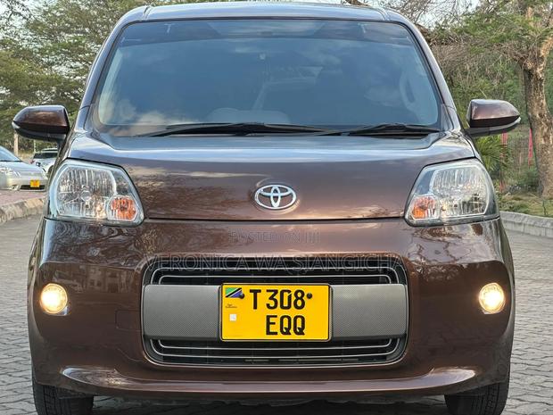 Toyota Porte 2014 Brown