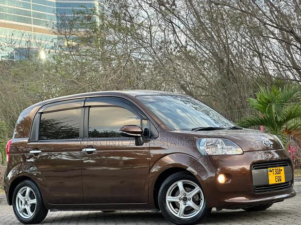 Toyota Porte 2014 Brown