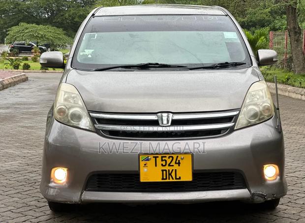 Toyota ISIS 2006 Gray