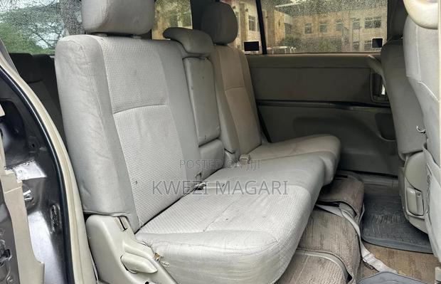 Toyota ISIS 2006 Gray