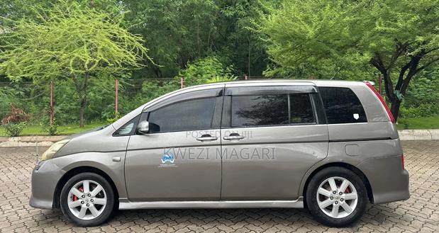 Toyota ISIS 2006 Gray