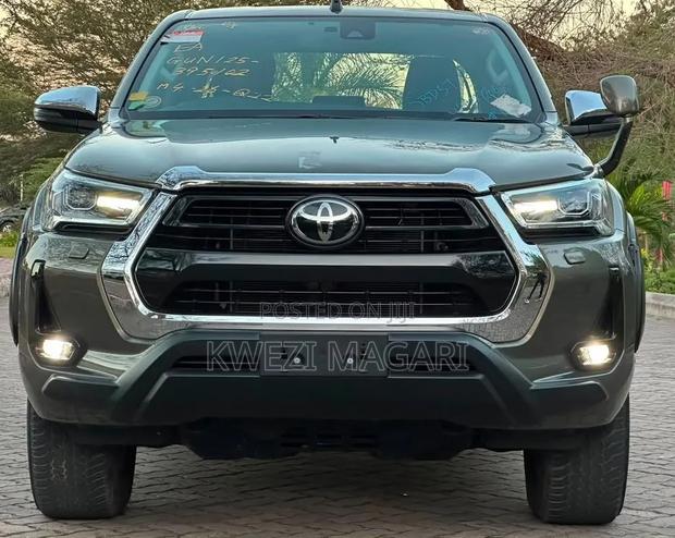 Toyota Hilux 2023 Gray