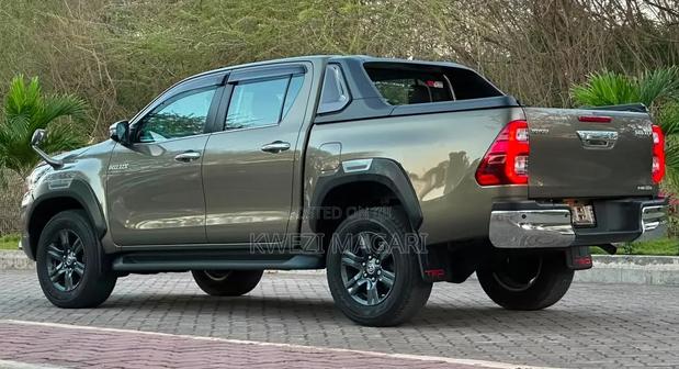 Toyota Hilux 2023 Gray