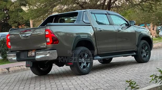 Toyota Hilux 2023 Gray