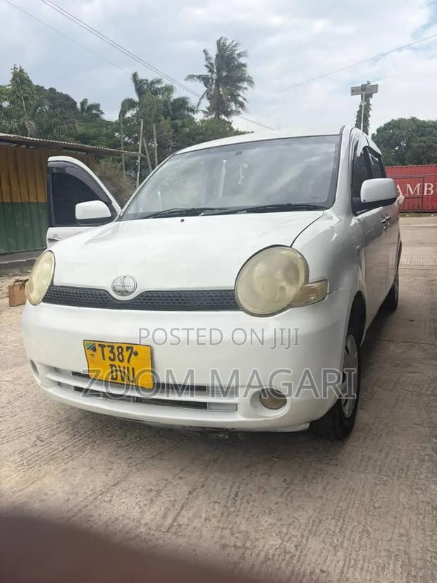 Toyota Sienta 2004 White