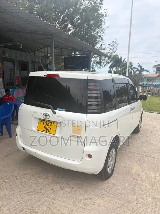 Toyota Sienta 2004 White