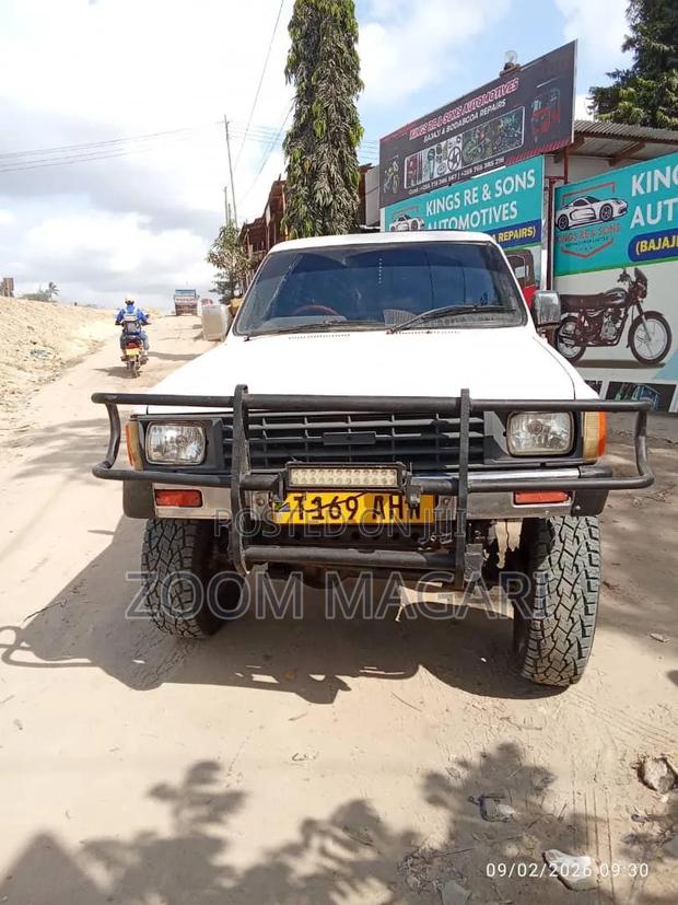 Toyota Hilux 2002 White