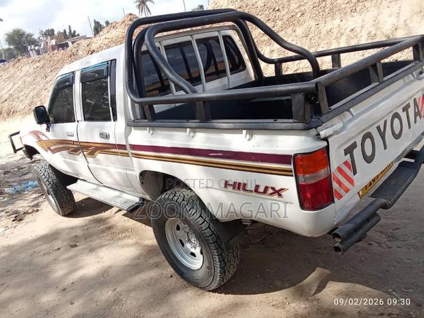 Toyota Hilux 2002 White