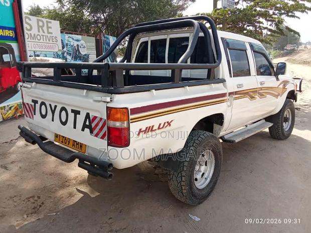 Toyota Hilux 2002 White