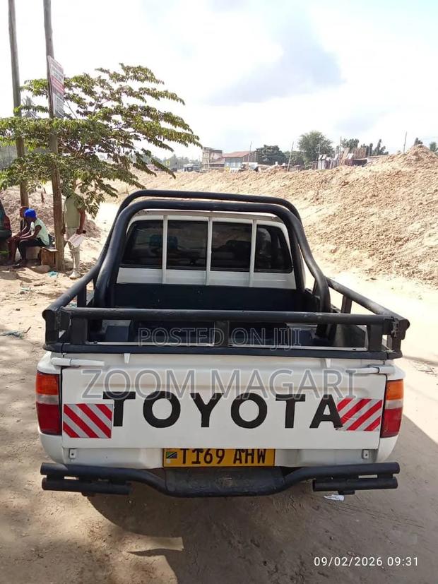 Toyota Hilux 2002 White
