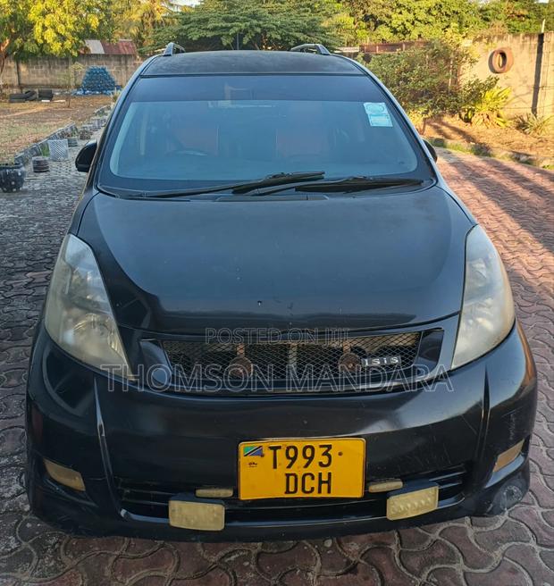 Toyota ISIS 2005 Gray