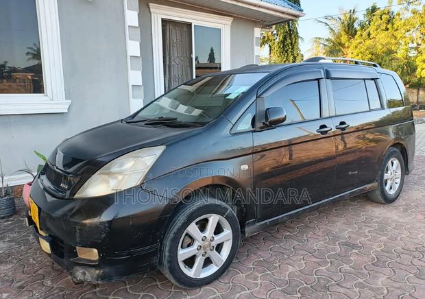 Toyota ISIS 2005 Gray