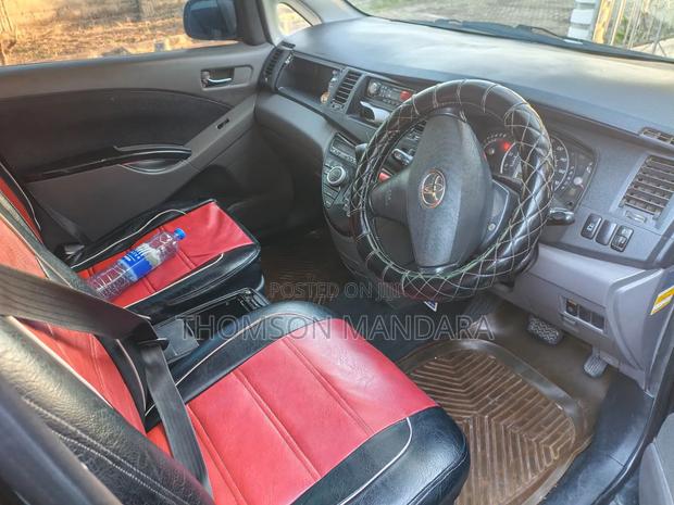 Toyota ISIS 2005 Gray