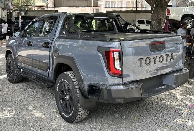 New Toyota Hilux 2026 Gray