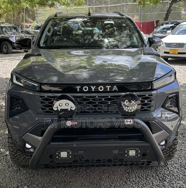 New Toyota Hilux 2026 Gray