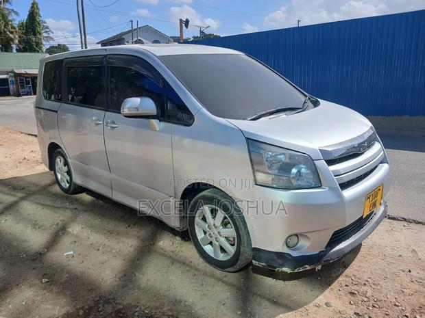 Toyota Noah 2008 Silver