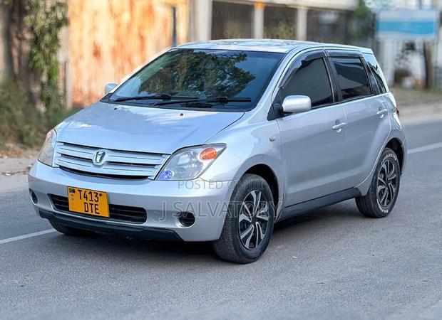 Toyota IST 2004 Silver