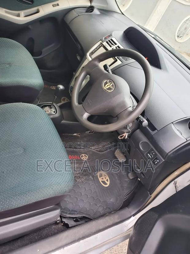 Toyota Vitz 2006 Silver