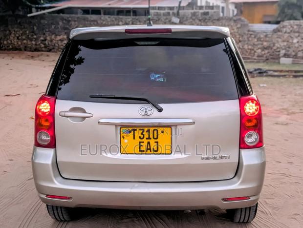 Toyota Raum 2003 Silver