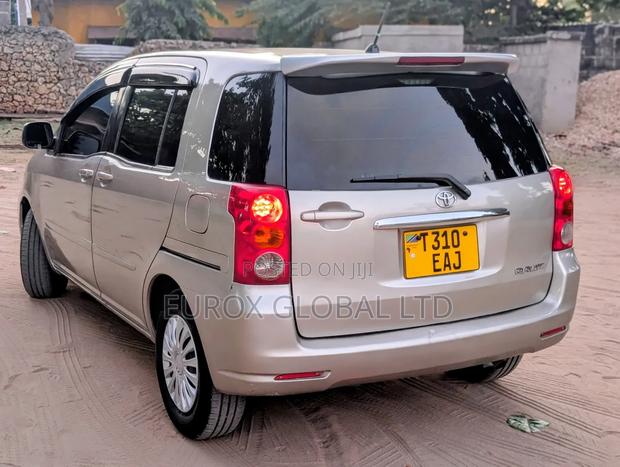 Toyota Raum 2003 Silver