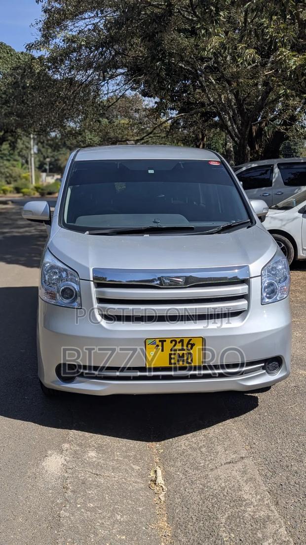 New Toyota Noah 2.0 158hp FWD (7 Seater) 2008 Silver