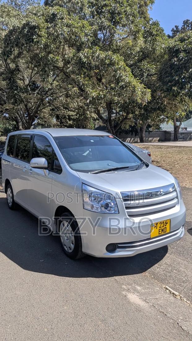New Toyota Noah 2.0 158hp FWD (7 Seater) 2008 Silver