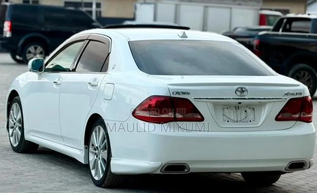 Toyota Crown 2009 White