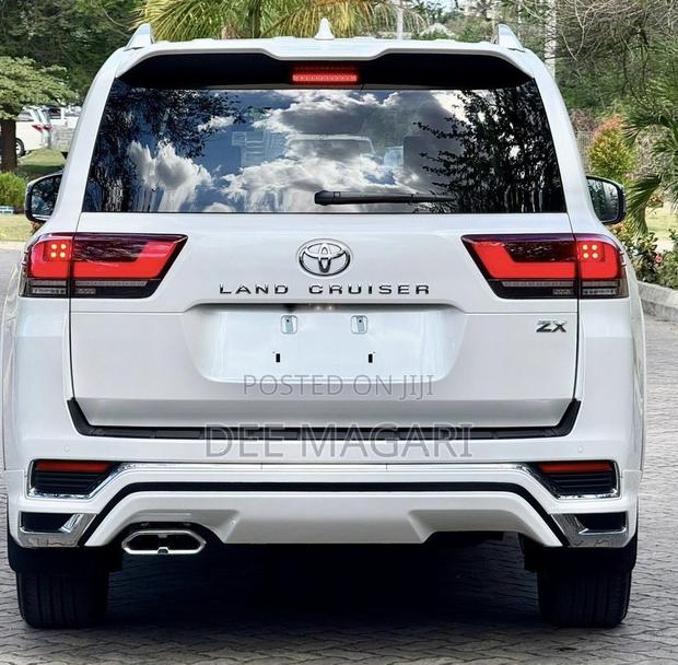 Toyota Land Cruiser LC300 2025 White