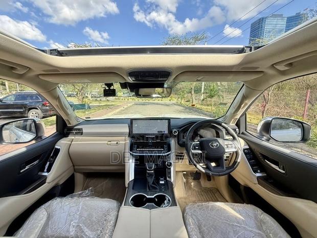 Toyota Land Cruiser LC300 2025 White