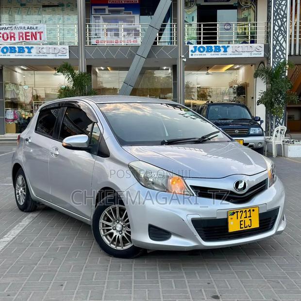 Toyota Vitz 2013 Silver