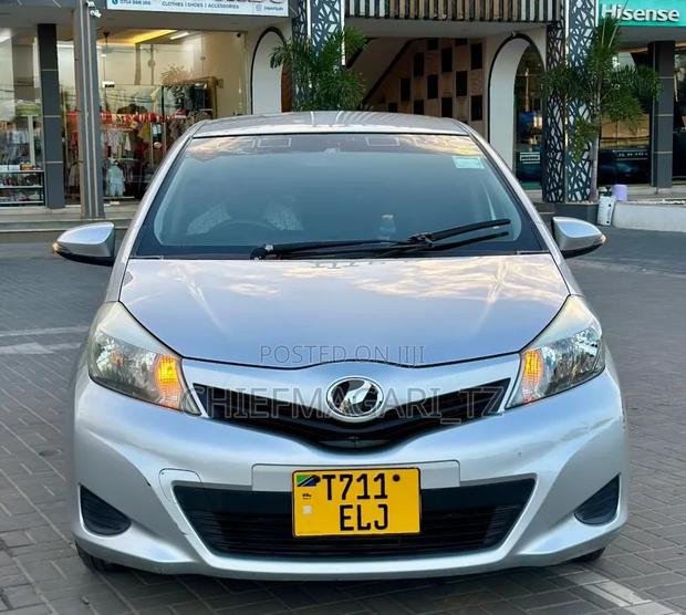 Toyota Vitz 2013 Silver