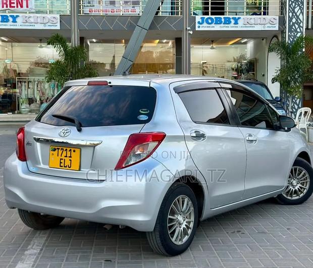 Toyota Vitz 2013 Silver
