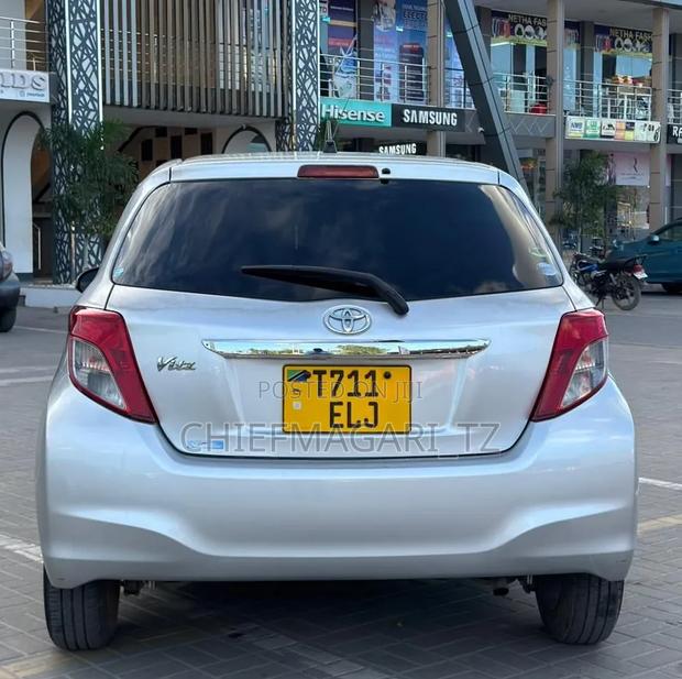 Toyota Vitz 2013 Silver