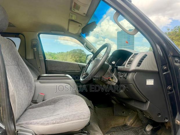 Toyota Grand HiAce 2002 Black